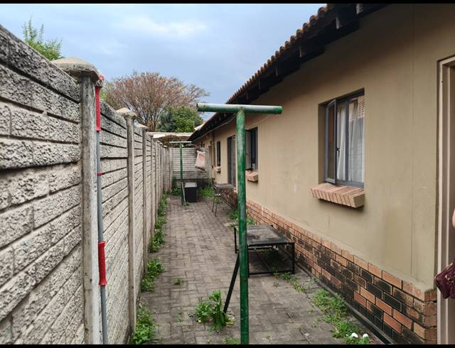 3 BEDROOM TOWNHOUSE FOR SALE IN OOS EINDE
